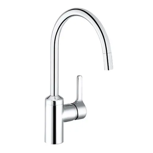 Chromfarbener Wasserhahn mit herausziehbarem Auslauf und seitlichem Hebel. Das Design ist klar und funktional, hergestellt von Kludi.
